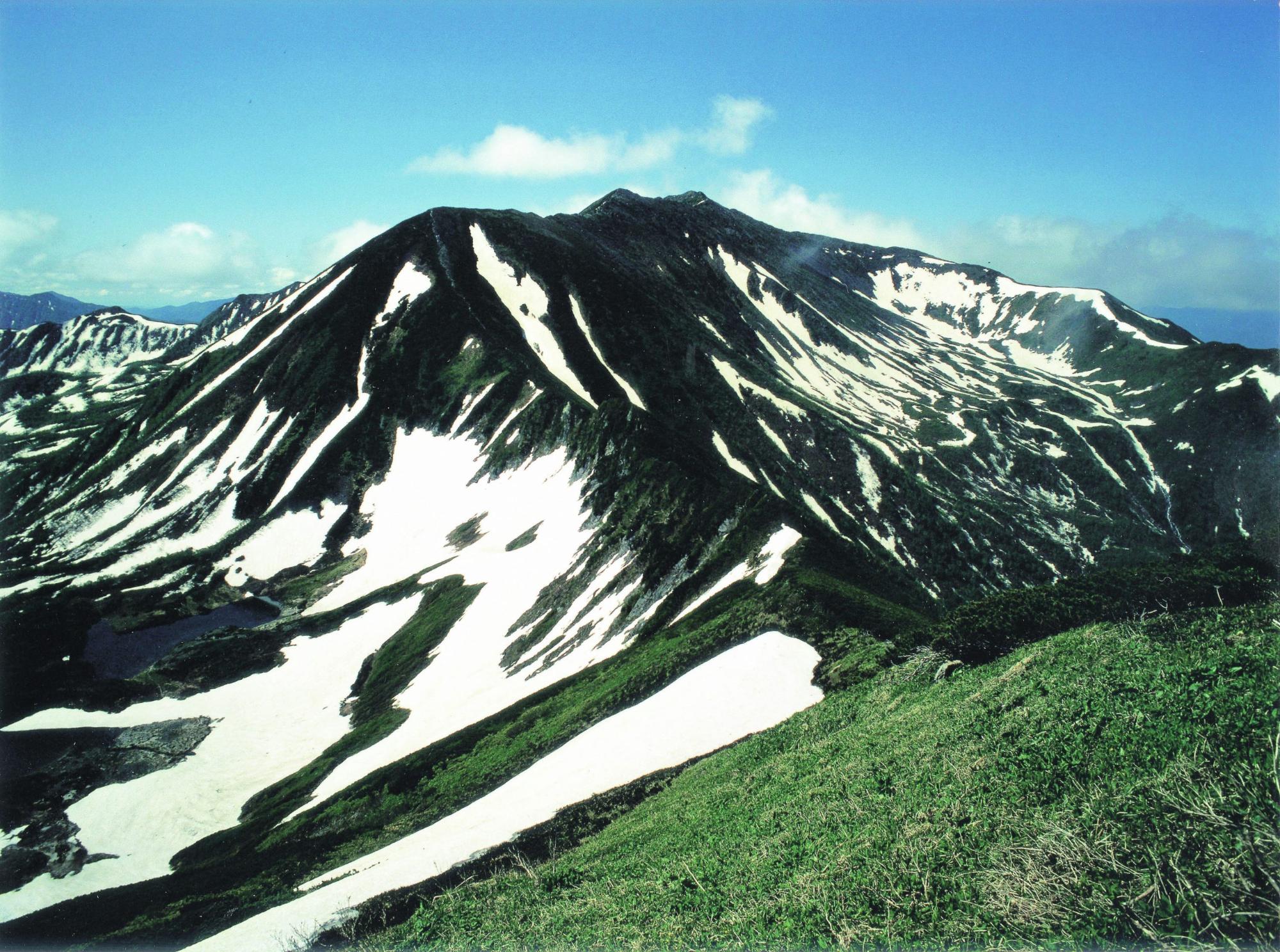 雪化粧が残る幌尻岳山頂の写真