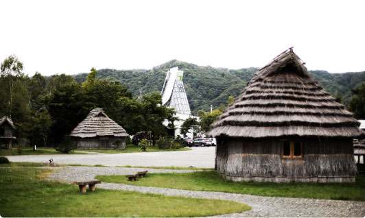 アイヌの伝統的な住居であるチセが2つ前後に並んでいる写真