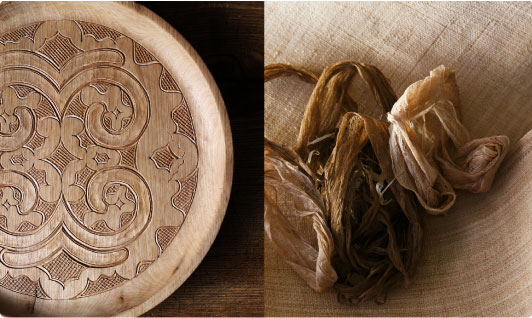 伝統的工芸品である二風谷イタ（盆）と二風谷アットゥシ（樹皮の反物）の写真